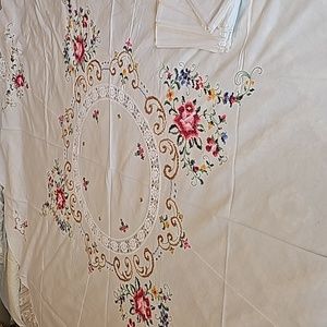 Beautifully embroidered round table cloth, 6 napkins. Purchased in Panama. NWOT